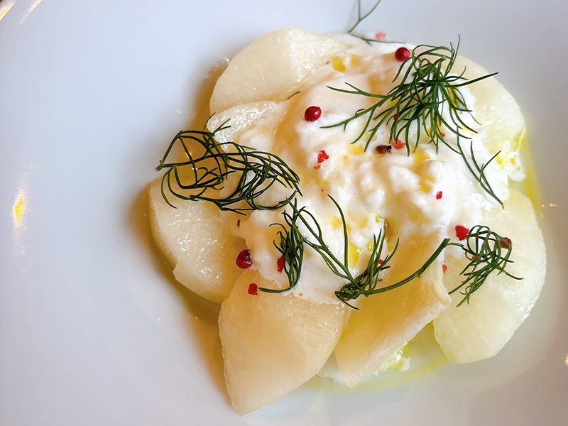 市川のなしと生ハムブラータチーズのインサラータ