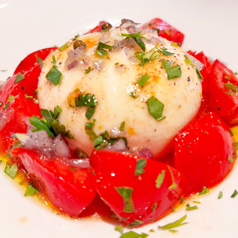 市川とまとの丸ごとブラータのカプレーゼ