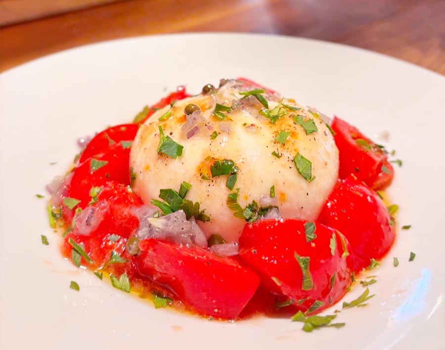 市川とまとの丸ごとブラータのカプレーゼ